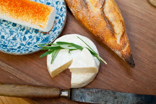 法国奶酪和切木刀上的新鲜面包 — 图库照片