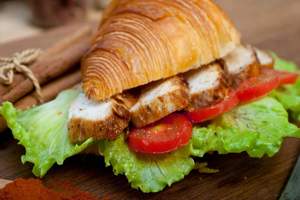 Pikantny Croissant Brioche Chleb Piersi Kurczaka Warzyw Stylu Rustykalnym — Zdjęcie stockowe