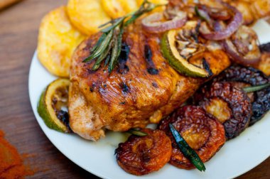 Kızarmış barbekü soslu tavuk göğsü, otlar ve baharatlar sade.