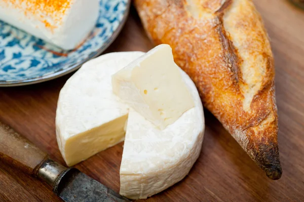 Fromage Français Baguette Fraîche Sur Coupe Bois — Photo