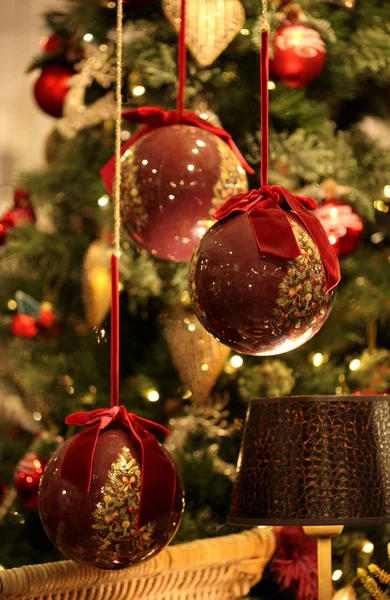 赤のクリスマスと新年の装飾 ストック写真