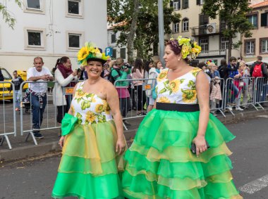 Funchal; Madeira; Portekiz - 22 Nisan; 2018: geçit töreni, renkli kostümleri Madeira çiçek Festivali, Funchal, Madeira, Portekiz, kadınlarda son anlarıyla