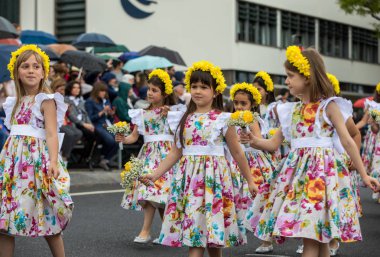 Funchal; Madeira; Portekiz - 22 Nisan; 2018: renkli elbiseler kız bir grup dans Madeira çiçek Festivali geçit töreninde Funchal, Madeira Adası üzerinde. Portekiz.