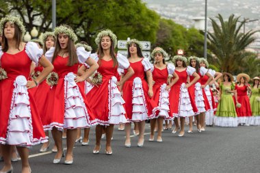 Funchal; Madeira; Portekiz - 22 Nisan; 2018: bir grup kadın kırmızı ve beyaz elbiseler dans Madeira çiçek Festivali geçit töreninde Funchal, Madeira Adası üzerinde. Portekiz.