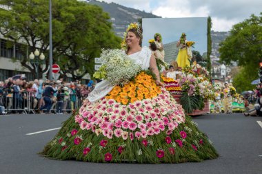 Funchal; Madeira; Portekiz - 22 Nisan; 2018: Madeira çiçek Festivali Parade, Funchal, Madeira, Portekiz, renkli bir kostüm kadında