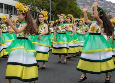 Funchal; Madeira; Portekiz - 22 Nisan; 2018: renkli elbiseler kız bir grup dans Madeira çiçek Festivali geçit töreninde Funchal, Madeira Adası üzerinde. Portekiz.
