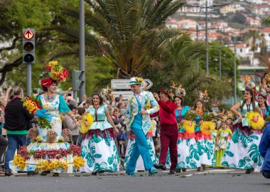 Funchal; Madeira; Portekiz - 22 Nisan; 2018: bir grup insan renkli kostümleri dans Madeira çiçek Festivali geçit töreninde Funchal, Madeira Adası üzerinde. Portekiz.