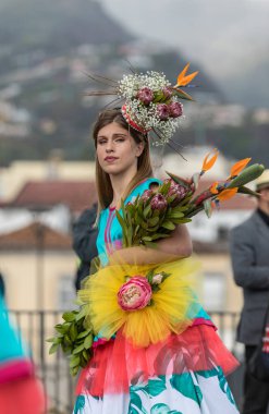 Funchal; Madeira; Portekiz - 22 Nisan; 2018: Madeira çiçek Festivali Parade, Funchal, Madeira, Portekiz, renkli bir kılık kız