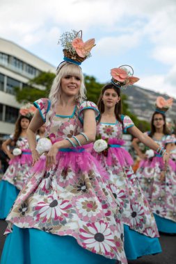 Funchal; Madeira; Portekiz - 22 Nisan; 2018: kız renkli kostümleri bir grup dans Madeira çiçek Festivali geçit töreninde Funchal, Madeira Adası üzerinde. Portekiz.
