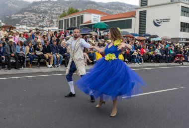 Funchal; Madeira; Portekiz - 22 Nisan; 2018: çift renkli kostümleri dans Madeira çiçek Festivali geçit töreninde Funchal, Madeira Adası üzerinde. Portekiz.