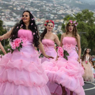 Funchal; Madeira; Portekiz - 22 Nisan; 2018: bir grup insan pembe kostümleri dans Madeira çiçek Festivali geçit töreninde Funchal, Madeira Adası üzerinde. Portekiz.