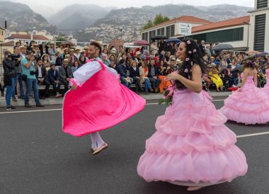Funchal; Madeira; Portekiz - 22 Nisan; 2018: bir grup insan pembe kostümleri dans Madeira çiçek Festivali geçit töreninde Funchal, Madeira Adası üzerinde. Portekiz.
