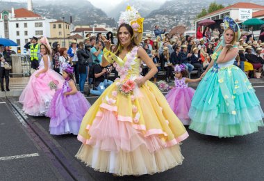 Funchal; Madeira; Portekiz - 22 Nisan; 2018: bir grup insan renkli kostümleri dans Madeira çiçek Festivali geçit töreninde Funchal, Madeira Adası üzerinde. Portekiz.