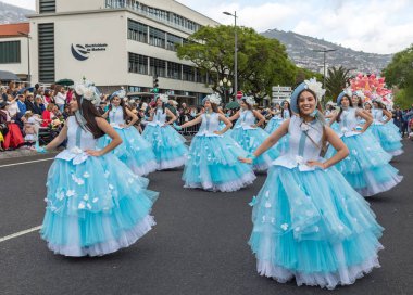 Funchal; Madeira; Portekiz - 22 Nisan; 2018: bir grup kadın mavi elbiseler dans Madeira çiçek Festivali geçit töreninde Funchal, Madeira Adası üzerinde. Portekiz.