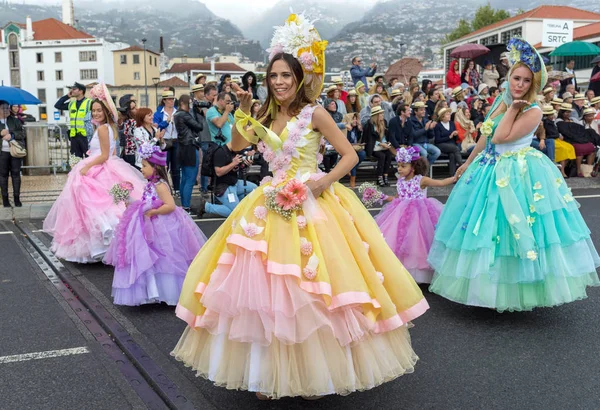 Funchal; Madeira; Portekiz - 22 Nisan; 2018: bir grup insan renkli kostümleri dans Madeira çiçek Festivali geçit töreninde Funchal, Madeira Adası üzerinde. Portekiz.