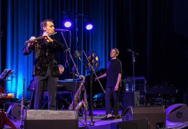 Krakov, Polonya - 26 Nisan 2018: Amerikan caz vokalisti Stacey Kent ile performansını ona eşlik eden dörtlüsü Kijow.Centre sahnede, Krakow, Polonya. Döngüsü - büyük müzik dünya bir konser olduğunu 
