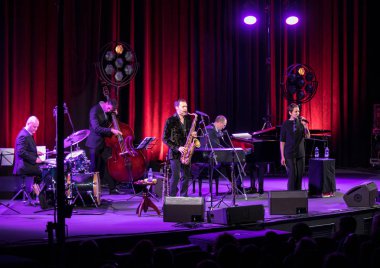 Krakov, Polonya - 26 Nisan 2018: Amerikan caz vokalisti Stacey Kent ile performansını ona eşlik eden dörtlüsü Kijow.Centre sahnede, Krakow, Polonya. Döngüsü - büyük müzik dünya bir konser olduğunu 