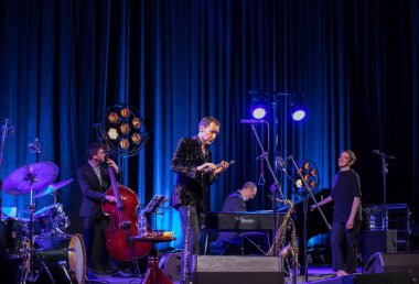 Krakov, Polonya - 26 Nisan 2018: Amerikan caz vokalisti Stacey Kent ile performansını ona eşlik eden dörtlüsü Kijow.Centre sahnede, Krakow, Polonya. Döngüsü - büyük müzik dünya bir konser olduğunu 