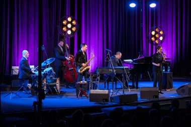 Krakov, Polonya - 26 Nisan 2018: Amerikan caz vokalisti Stacey Kent ile performansını ona eşlik eden dörtlüsü Kijow.Centre sahnede, Krakow, Polonya. Döngüsü - büyük müzik dünya bir konser olduğunu 