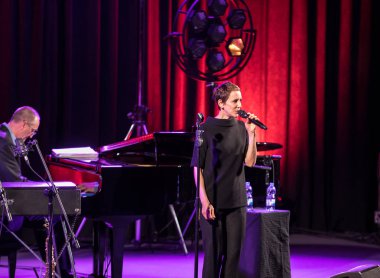 Krakov, Polonya - 26 Nisan 2018: Amerikan caz vokalisti Stacey Kent ile performansını ona eşlik eden dörtlüsü Kijow.Centre sahnede, Krakow, Polonya. Döngüsü - büyük müzik dünya bir konser olduğunu 