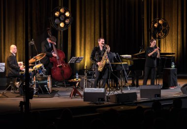 Krakov, Polonya - 26 Nisan 2018: Amerikan caz vokalisti Stacey Kent ile performansını ona eşlik eden dörtlüsü Kijow.Centre sahnede, Krakow, Polonya. Döngüsü - büyük müzik dünya bir konser olduğunu 