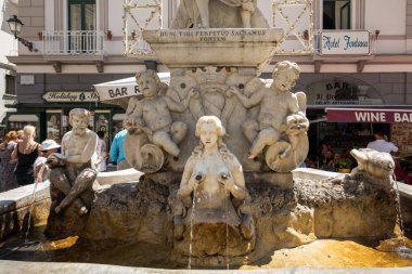 Amalfi, İtalya, 13 Haziran 2017: Fountain of Saint Andrew ile Amalfi'da yaramaz perisi. Campania. İtalya 