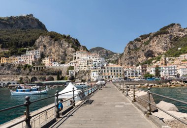 Amalfi, İtalya - 13 Haziran 2017: Amalfi, görünümü. Amalfi doğal Amalfi Coast İtalya üzerinde büyüleyici bir tatil beldesi olan.