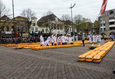 Alkmaar, Hollanda - 21 Nisan 2017: Tipik peynir pazarı şehir Alkmaar Hollanda, sadece dört geleneksel Hollanda peynir piyasalarda hala varlığını ve bir ülkenin en popüler turistik. 