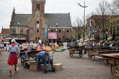 Alkmaar, Hollanda - 21 Nisan 2017: Tipik peynir pazarı şehir Alkmaar Hollanda, sadece dört geleneksel Hollanda peynir piyasalarda hala varlığını ve bir ülkenin en popüler turistik. 