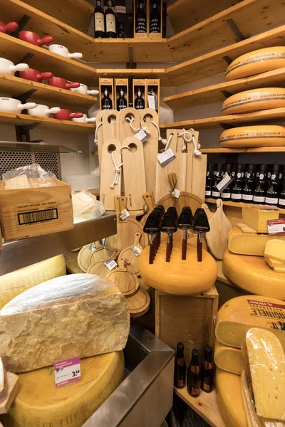 地元のチーズ ショップ アルクマール オランダのエダム ゴーダのチーズのような伝統的なオランダのチーズのアルクマール オランダ 2017 — ストック写真