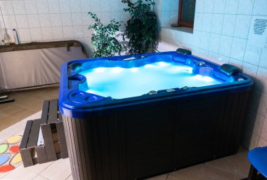 Wisla, Polonya - 23 Ekim 2105: Hidro masaj küvet Wisla içinde Engelli rehabilitasyon Merkezi'nde renk terapisi için. Polonya