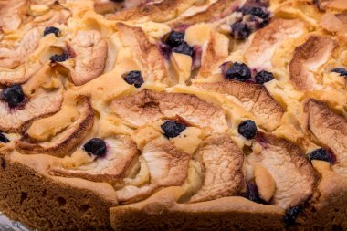 Taze pişmiş meyveli tatlı kek.