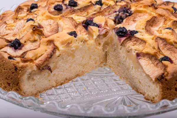 Taze pişmiş meyveli tatlı kek.