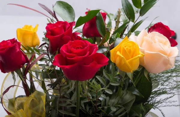 Buquê Rosas Multicoloridas Sortidas Isoladas Fundo Branco — Fotografia de Stock