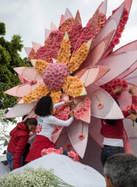 Funchal; Madeira; Portekiz - 22 Nisan; 2018: parade, son anlarıyla işe çiçek float süs Madeira çiçek Festivali, Funchal, Madeira, Portekiz