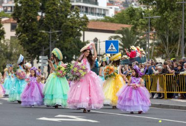 Funchal; Madeira; Portekiz - 22 Nisan; 2018: bir grup insan renkli kostümleri dans Madeira çiçek Festivali geçit töreninde Funchal, Madeira Adası üzerinde. Portekiz.