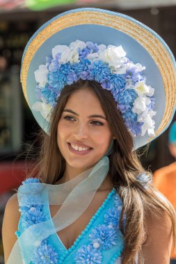 Funchal; Madeira; Portekiz - 19 Nisan; 2018: Avenida Arriaga, Madeira çiçek Festivali, Funchal, Madeira, Portekiz üzerinde renkli kostümleri Womn