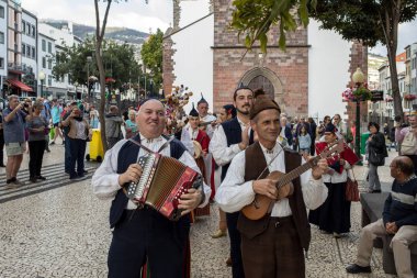 Funchal, Portekiz - 19 Nisan 2018: Halk müzisyenler ve dansçılar Avenida Arriaga Funchal Madeira Adası, Portekiz performans.