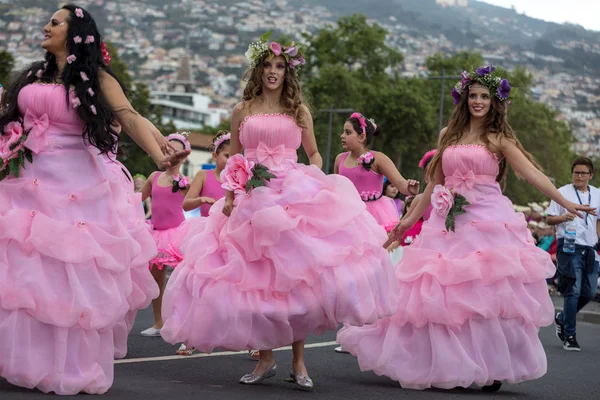 Funchal; Madeira; Portekiz - 22 Nisan; 2018: bir grup insan pembe kostümleri dans Madeira çiçek Festivali geçit töreninde Funchal, Madeira Adası üzerinde. Portekiz.
