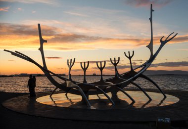 Reyklavik, İzlanda - 28 Temmuz 2017: Bir Viking uzun gemi, güneş Voyager Reykjavik Harbor, İzlanda için Modern Metal heykel benzeyen