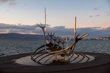 Reyklavik, İzlanda - 28 Temmuz 2017: Bir Viking uzun gemi, güneş Voyager Reykjavik Harbor, İzlanda için Modern Metal heykel benzeyen