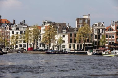 Amsterdam, Hollanda - 20 Nisan 2017: Canal sahne ile bir tur tekne, köprüler ve Amsterdam geleneksel Hollanda evleri. Hollanda