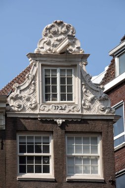  Amsterdam, Hollanda, Hollanda Damrak sokakta tipik çatılı evler