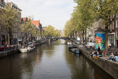 Amsterdam, Hollanda - 20 Nisan 2017: Canal sahne bir bisiklet, tekne ve Red Light District geleneksel Hollanda evleri ile. Amsterdam. Hollanda
