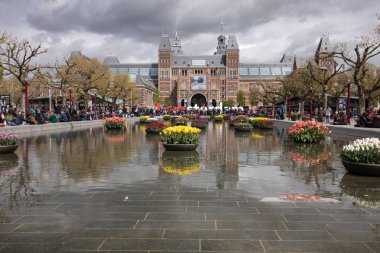 Amsterdam, Hollanda - 22 Nisan 2017: Rijksmuseum Ulusal Müzesi ile ben Amsterdam işaret ve Lale yansıtan Havuzu. Amsterdam, Hollanda