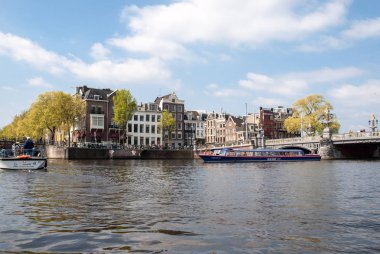 Amsterdam, Hollanda - 20 Nisan 2017: Canal sahne bir tur tekne, köprüler, sokakları ve geleneksel Hollanda Amsterdam evlerde. Hollanda