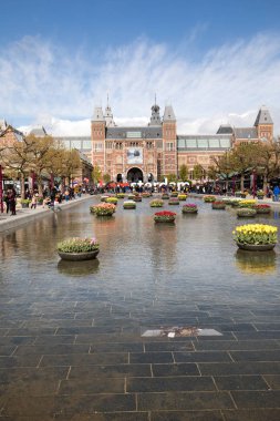 Amsterdam, Hollanda - 22 Nisan 2017: Rijksmuseum Ulusal Müzesi ile ben Amsterdam işaret ve Lale yansıtan Havuzu. Amsterdam, Hollanda