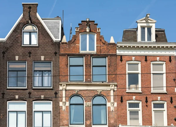 Typowe Domy Ulicę Damrak Amsterdam Holandia Holandia — Zdjęcie stockowe