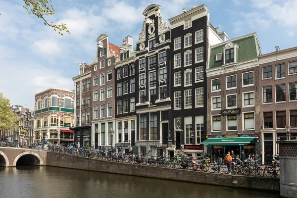 Амстердам Нидерланды Апреля 2017 Года Сцена Канала Велосипедами Традиционными Голландскими — стоковое фото