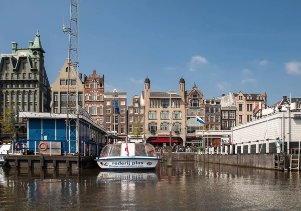 荷兰阿姆斯特丹 2017年4月20日 Damrak 运河上的旅游船在荷兰阿姆斯特丹 在一个夏天的一天 背景中的传统房屋 — 图库照片